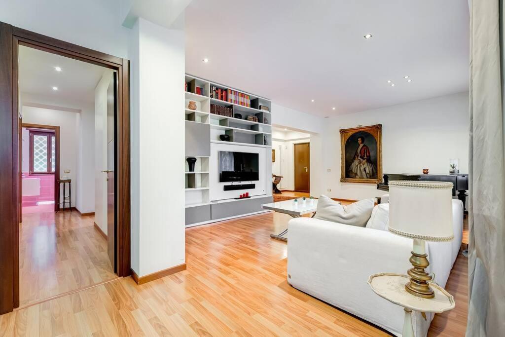 Exclusive Apartment In Eur Lake Rome Bagian luar foto
