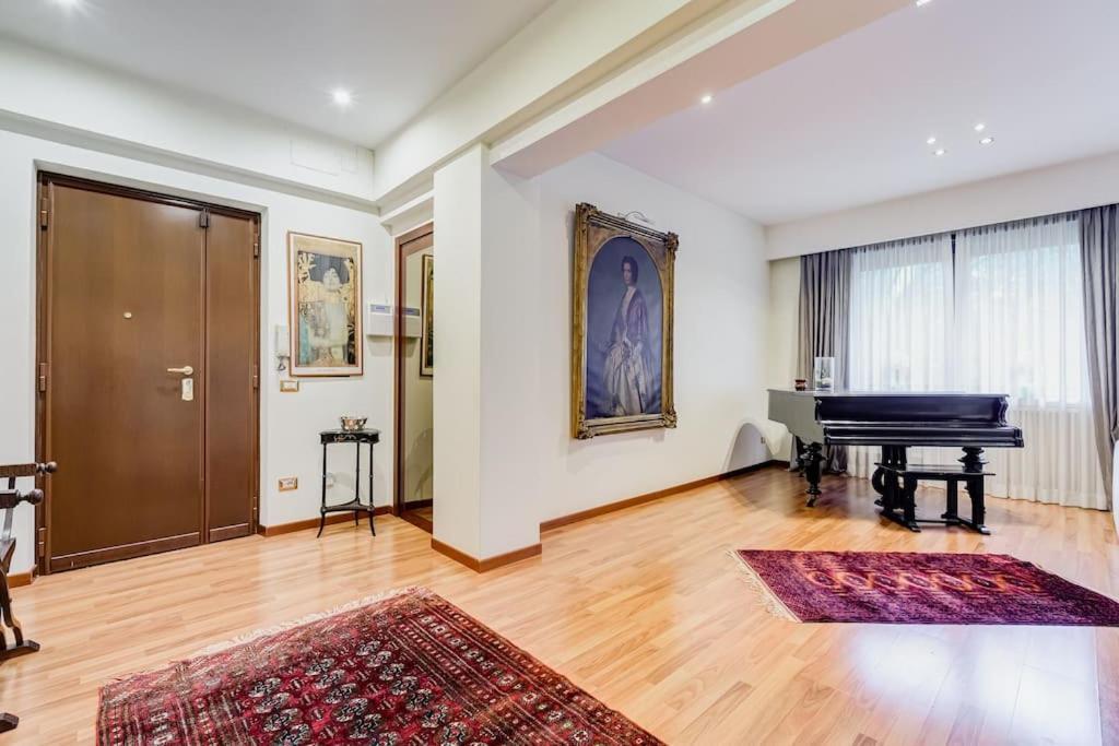 Exclusive Apartment In Eur Lake Rome Bagian luar foto
