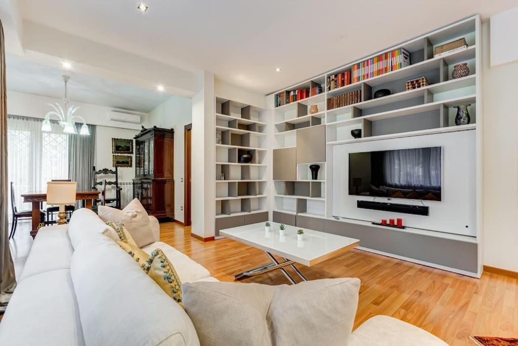 Exclusive Apartment In Eur Lake Rome Bagian luar foto